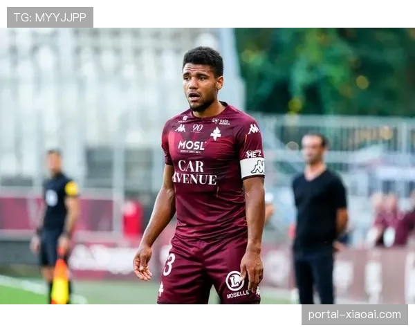 巴黎FCvs梅斯雨战,场地积水影响传球精度